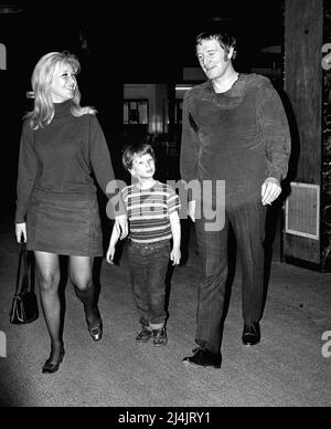 Foto del file datata 29/05/69 di Richard Harris con sua moglie Elizabeth e il figlio James, all'aeroporto di Heathrow a Londra prima di volare in Spagna. La socialita gallese Elizabeth Harris, che era sposata con un ex ministro del Gabinetto conservatore Jonathan Aitken, è morta al Chelsea e all'ospedale di Westminster alle 11,10pm il Venerdì Santo dopo una lunga malattia. La stella di una volta Rank era precedentemente sposata con l'attore Richard Harris, con cui aveva tre figli Damian, Jared e Jamie, che sono tutti attori o registi di Hollywood. Data di emissione: Sabato 16 aprile 2022. Foto Stock