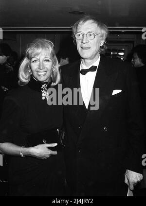 File fotod 13/04/88 di attore Richard Harris con la sua ex moglie Elizabeth. La socialita gallese Elizabeth Harris, che era sposata con un ex ministro del Gabinetto conservatore Jonathan Aitken, è morta al Chelsea e all'ospedale di Westminster alle 11,10pm il Venerdì Santo dopo una lunga malattia. La stella di una volta Rank era precedentemente sposata con l'attore Richard Harris, con cui aveva tre figli Damian, Jared e Jamie, che sono tutti attori o registi di Hollywood. Data di emissione: Sabato 16 aprile 2022. Foto Stock