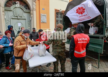 16 aprile 2022, Wroclaw, Wroclaw, Polonia: Come ogni anno, la Caritas ha organizzato un aiuto per i poveri e i bisognosi in occasione della Pasqua. Quest'anno sono stati distribuiti 1000 pacchetti a coloro che hanno bisogno delle vacanze. I pacchi sono stati benedetti da ABP Jozef Kupny (Credit Image: © Krzysztof Zatycki/ZUMA Press Wire) Foto Stock