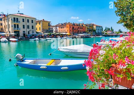 Canale di mezzo in Peschiera del Garda. Foto Stock