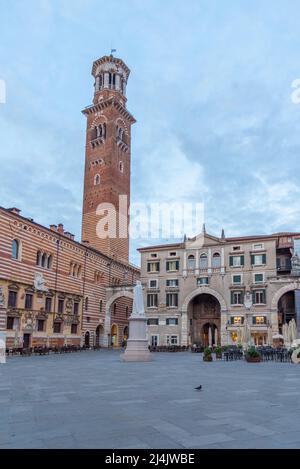 vista all'alba della piazza die signori dominata da torre die lamberti nella città italiana di verona. Foto Stock