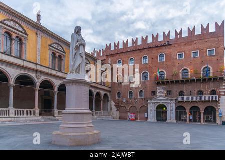 vista sull'alba di piazza die signori nella città italiana di verona. Foto Stock