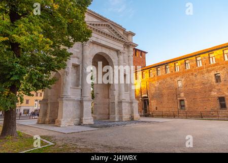 Arco di arco die gavi situato su una sponda dell'adige a verona. Foto Stock