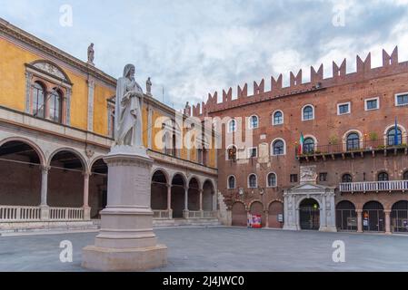 vista sull'alba di piazza die signori nella città italiana di verona. Foto Stock