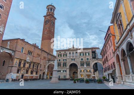 vista all'alba della piazza die signori dominata da torre die lamberti nella città italiana di verona. Foto Stock