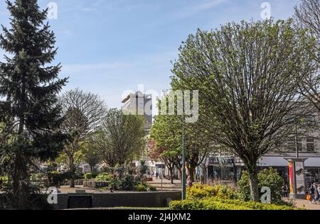 L'Armada Way di Plymouth attraversa il principale centro commerciale pedonale con negozi e caffetterie. 2022 alberi abbattuti nel marzo 2023 Foto Stock