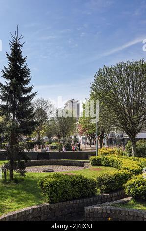 La strada Armada di Plymouth attraversa il principale centro commerciale pedonale con negozi e caffetterie. Gli amanti dello shopping si divertiranno il sabato di Pasqua 2022. Tre Foto Stock