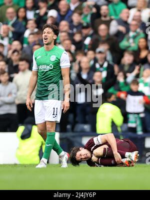 Peter Haring (a destra) di Heart of Midlothian reagisce ad una sfida di Joe Newell di Hibernian durante la partita semifinale della Scottish Cup ad Hampden Park, Glasgow. Data foto: Sabato 16 aprile 2022. Foto Stock