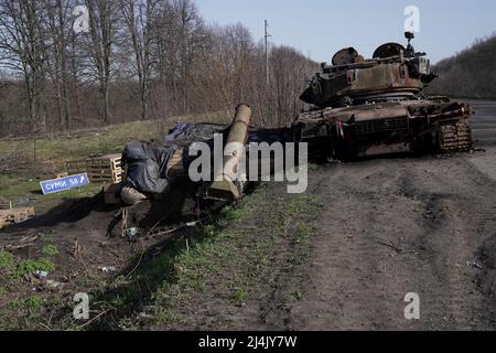 REGIONE DI SUMY, UCRAINA - 15 APRILE 2022 - Un carro armato russo distrutto è rappresentato nella regione di Sumy, Ucraina nord-orientale. Foto Stock