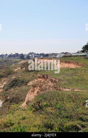 Effetti dell'erosione costiera a Barton sul mare, Hampshire Regno Unito Aprile 2022 Foto Stock