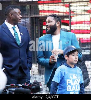 15 aprile 22, 2022. Anthony Anderson partecipa al Jackie Robinson Day 2022 a Tribute Around MLB nel 75th anniversario del debutto di Robinson in Time Square a New York 15 aprile 2022 Credit; RW/MediaPunch Foto Stock