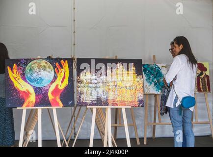 Londra UK 16 Aprile 2022 Sikh arti mostra come parte di Baisakhi celebrariuons a Londra Trafalgar Square. Chiamato anche Baisakhi, è il festival che celebra la fondazione della comunità Sikh, il Khalsa, nel 1699.Paul Quezada-Neiman/Alamy Live News Foto Stock