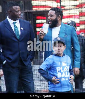 15 aprile 22, 2022. Anthony Anderson partecipa al Jackie Robinson Day 2022 a Tribute Around MLB nel 75th anniversario del debutto di Robinson in Time Square a New York 15 aprile 2022 Credit; RW/MediaPunch Foto Stock