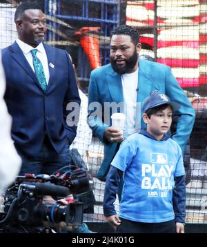 15 aprile 22, 2022. Anthony Anderson partecipa al Jackie Robinson Day 2022 a Tribute Around MLB nel 75th anniversario del debutto di Robinson in Time Square a New York 15 aprile 2022 Credit; RW/MediaPunch Foto Stock