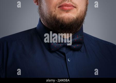 Primo piano di uomo Bearded che indossa la cravatta di prua Foto Stock