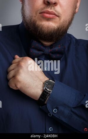 Primo piano di uomo Bearded che indossa la cravatta di prua Foto Stock