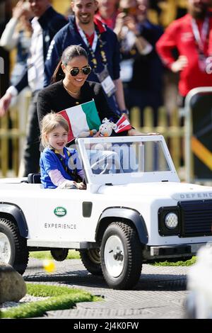 La duchessa del Sussex è guidata da un bambino in un giocattolo Land Rover alla Jaguar Land Rover Driving Challenge durante gli Invictus Games a Zuiderpark l'Aia, Paesi Bassi. Data foto: Sabato 16 aprile 2022. Foto Stock