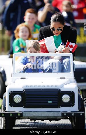 La duchessa del Sussex è guidata da un bambino in un giocattolo Land Rover alla Jaguar Land Rover Driving Challenge durante gli Invictus Games a Zuiderpark l'Aia, Paesi Bassi. Data foto: Sabato 16 aprile 2022. Foto Stock