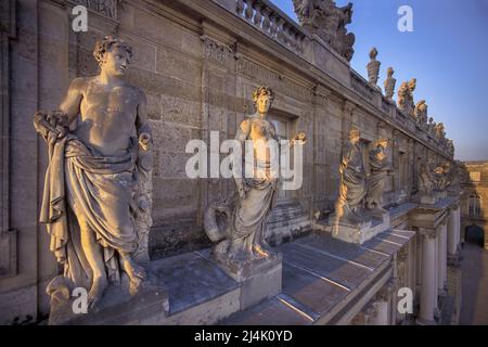 Francia. Yvelines (78) Chateau de Versailles - veduta aerea di un insieme di dodici statue che simboleggiano fiumi, ninfe e divinità: Nel mezzo, una statu Foto Stock