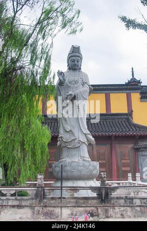 La dea della misericordia, guanyin, statua all'interno della zona panoramica del Tempio di Jinshan in Zhenjiang Cina, provincia di Jiangsu. Foto Stock