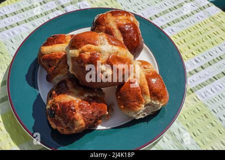 Un piatto semplice di grandi cuccette a croce calde fatte a mano Foto Stock
