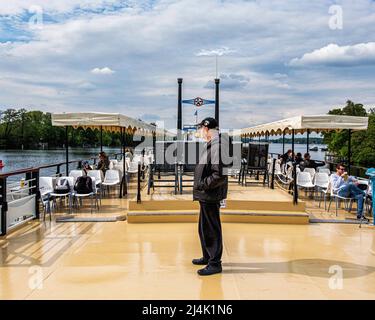 Anziano turista maschile in piedi sul ponte della barca turistica, la regina Havel, Lago Tegel, Berlino, Germania Foto Stock