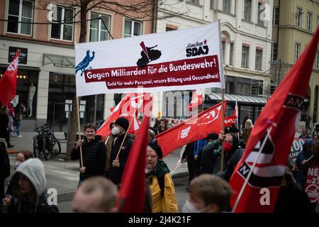 Monaco di Baviera, Germania. 16th Apr 2022. Il 16 aprile 2022 circa mille persone si sono unite alla marcia di Pasqua per la pace e il disarmo a Monaco di Baviera, in Germania. Hanno protestato contro la brutale guerra di Putin contro l'Ucraina e contro l'armamento della Germania e dei militari e della NATO. (Foto di Alexander Pohl/Sipa USA) Credit: Sipa USA/Alamy Live News Foto Stock