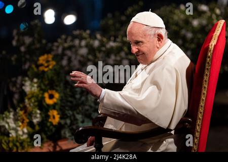 Roma, Italia. 15th Apr 2022. Papa Francesco saluta i fedeli mentre presiede la Via Crucis. Papa Francesco presiede la processione della Via Crucis (Via Crucis) all'antico Colosseo (Colosseo) il Venerdì Santo a Roma. I cristiani di tutto il mondo segnano la settimana Santa, commemorando la crocifissione di Gesù Cristo, che conduce alla sua risurrezione di Pasqua. (Foto di Stefano Costantino/SOPA Images/Sipa USA) Credit: Sipa USA/Alamy Live News Foto Stock