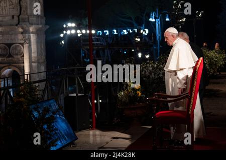 Roma, Italia. 15th Apr 2022. Papa Francesco arriva sulla collina di fronte al Colosseo. Papa Francesco presiede la processione della Via Crucis (Via Crucis) all'antico Colosseo (Colosseo) il Venerdì Santo a Roma. I cristiani di tutto il mondo segnano la settimana Santa, commemorando la crocifissione di Gesù Cristo, che conduce alla sua risurrezione di Pasqua. (Foto di Stefano Costantino/SOPA Images/Sipa USA) Credit: Sipa USA/Alamy Live News Foto Stock