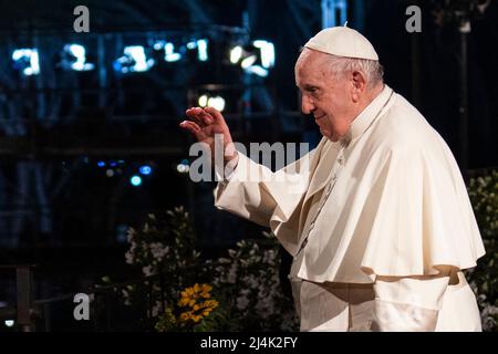 Roma, Italia. 15th Apr 2022. Papa Francesco saluta i fedeli mentre presiede la Via Crucis. Papa Francesco presiede la processione della Via Crucis (Via Crucis) all'antico Colosseo (Colosseo) il Venerdì Santo a Roma. I cristiani di tutto il mondo segnano la settimana Santa, commemorando la crocifissione di Gesù Cristo, che conduce alla sua risurrezione di Pasqua. Credit: SOPA Images Limited/Alamy Live News Foto Stock