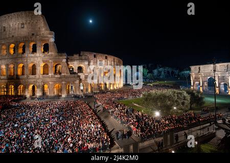 Roma, Italia. 15th Apr 2022. Vista del Colosseo durante la Via Crucis. Papa Francesco presiede la processione della Via Crucis (Via Crucis) all'antico Colosseo (Colosseo) il Venerdì Santo a Roma. I cristiani di tutto il mondo segnano la settimana Santa, commemorando la crocifissione di Gesù Cristo, che conduce alla sua risurrezione di Pasqua. Credit: SOPA Images Limited/Alamy Live News Foto Stock