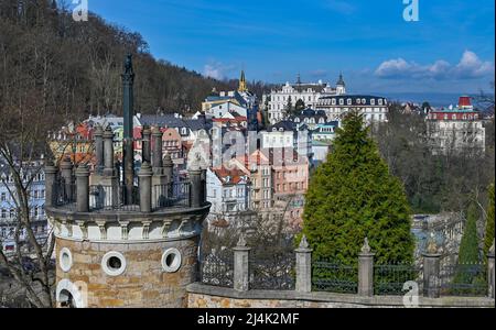 Karlovy Vary, Repubblica Ceca. 11th Apr 2022. Karlovy Vary (in ceco: Karlovy Vary) in primavera. Karlovy Vary è una città termale situata nella regione della Boemia, nella parte occidentale della Repubblica Ceca. Grazie alle sue numerose sorgenti termali, la città ai margini dei Monti ore è una meta turistica molto apprezzata sin dal 19th secolo. Credit: Patrick Pleul/dpa/Alamy Live News Foto Stock