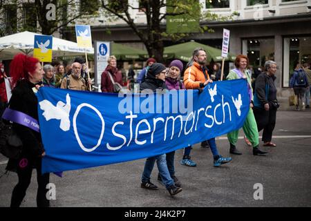 Monaco di Baviera, Germania. 16th Apr 2022. Il 16 aprile 2022 circa mille persone si sono unite alla marcia di Pasqua per la pace e il disarmo a Monaco di Baviera, in Germania. Hanno protestato contro la brutale guerra di Putin contro l'Ucraina e contro l'armamento della Germania e dei militari e della NATO. (Foto di Alexander Pohl/Sipa USA) Credit: Sipa USA/Alamy Live News Foto Stock