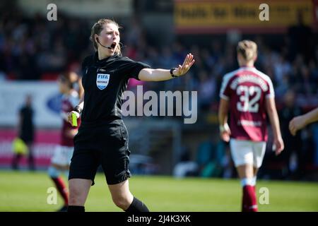Londra, Regno Unito. 16th Apr 2022. L'arbitro Abigail Byrne detiene una carta gialla durante la partita di semifinale di Vitality Womens fa Cup tra West Ham e Manchester City al Chigwell Construction Stadium di Londra, Inghilterra. Liam Asman/SPP Credit: SPP Sport Press Photo. /Alamy Live News Foto Stock