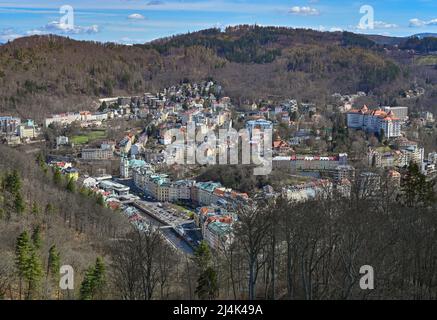 11 aprile 2022, Repubblica Ceca, Karlovy Vary: Karlovy Vary (in ceco: Karlovy Vary) in primavera. Karlovy Vary è una città termale situata nella regione della Boemia, nella parte occidentale della Repubblica Ceca. Grazie alle sue numerose sorgenti termali, la città ai margini dei Monti ore è una meta turistica molto apprezzata sin dal 19th secolo. Foto: Patrick Pleul/dpa Foto Stock