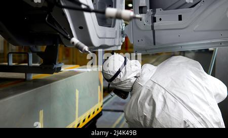 Centro servizi con auto. Scene.Special lavoratori torsione su tutti i dettagli della vettura e assemblare il meglio, cambiando a nuovi e migliori. Foto Stock