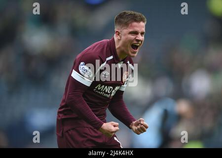 Glasgow, Regno Unito. 16th Apr 2022. Cameron Devlin of Hearts festeggia dopo la partita della Scottish Cup ad Hampden Park, Glasgow. Il credito dell'immagine dovrebbe leggere: Neil Hanna/Sportimage Credit: Sportimage/Alamy Live News Credit: Sportimage/Alamy Live News Credit: Sportimage/Alamy Live News Credit: Sportimage/Alamy Live News Foto Stock