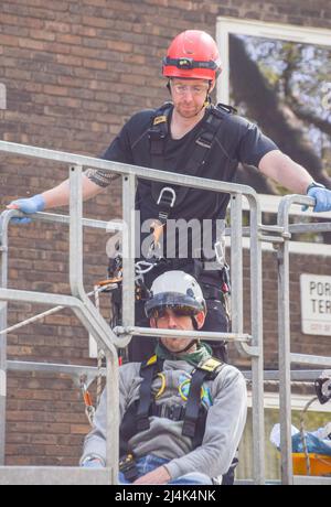Londra, Inghilterra, Regno Unito. 16th Apr 2022. Un poliziotto rimuove e arresta ETIENNE STOTT. Il medaglia d'oro olimpico è salito su una petroliera Shell insieme ad un altro attivista, bloccando una strada a Bayswater, mentre diversi manifestanti della ribellione d'estinzione hanno fornito il loro sostegno. L’atleta e l’attivista chiedono di porre fine ai combustibili fossili e chiede al governo di agire sulla crisi climatica. (Credit Image: © Vuk Valcic/ZUMA Press Wire) Credit: ZUMA Press, Inc./Alamy Live News Credit: ZUMA Press, Inc./Alamy Live News Foto Stock