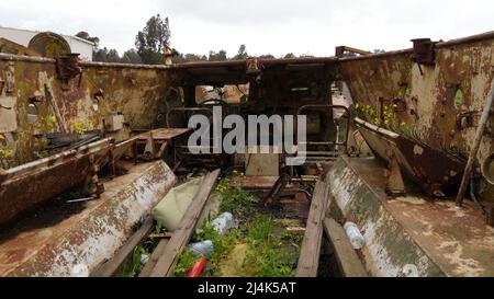 Vista interna del BTR-152 Transporter, una portaerei sovietica a sei ruote utilizzata come bersaglio per le riprese da parte dell'esercito israeliano. Foto Stock