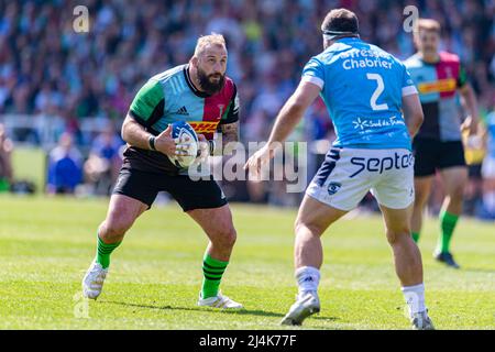 LONDRA, REGNO UNITO. 16th, Apr 2022. Joe Marler di Harlequins (a sinistra) in azione durante LA partita DI EPCR Challenge Cup tra Harlequins vs Montpellier al Twickenham Stoop Stadium sabato 16 aprile 2022. LONDRA INGHILTERRA. Credit: Taka G Wu/Alamy Live News Foto Stock