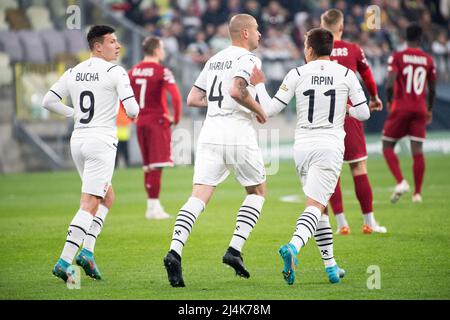 Andriy Boryachuk indossa il kit del nome Buca, Yaroslav Rakitskiy indossa il kit del nome Mariupol e Dmytro Myshnyov che indossa il kit del nome Irpin durante l'amico anti-guerra Foto Stock