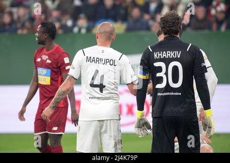 Yaroslav Rakitskiy indossando Mariupol name kit e Andriy Pyatov indossando Kharkiv name kit durante il gioco anti-guerra lechia Gdańsk vs Shakhtar Donets Foto Stock