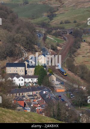 Northern Rail CAF classe 195 treno diesel 195108 passando Portsmouth, nella campagna del Lancashire con un treno Pennine cross Foto Stock