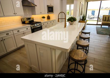 Cucina Island Counter Top con quattro sgabelli Foto Stock