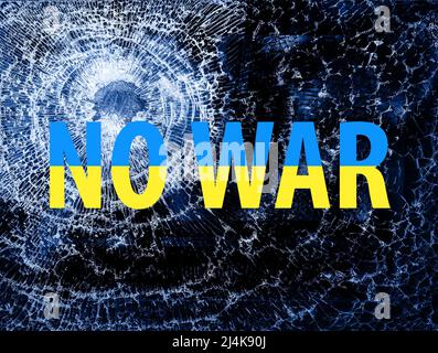 Nessun concetto di guerra. Colori della bandiera Ucraina su vetro di brocken con foro della pallottola. Fermare la guerra nel concetto di Ucraina Foto Stock