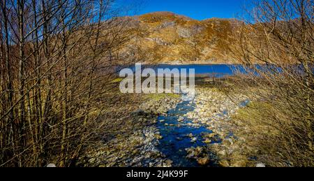 Guardando attraverso Loch Ailort, altopiani della Scozia Foto Stock