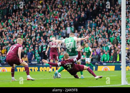 Glasgow, Regno Unito. 16th Apr 2022. Le squadre derby di Edinburgh di Hearts of Midlothian e Hibernian hanno giocato nella semifinale della William Hill Scottish Cup a Hampden Park, Glasgow, Scozia, Regno Unito. Credit: Findlay/Alamy Live News Foto Stock