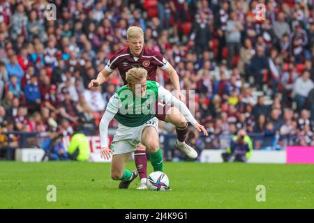 Glasgow, Regno Unito. 16th Apr 2022. Le squadre derby di Edinburgh di Hearts of Midlothian e Hibernian hanno giocato nella semifinale della William Hill Scottish Cup a Hampden Park, Glasgow, Scozia, Regno Unito. Credit: Findlay/Alamy Live News Foto Stock