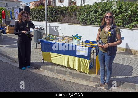 Julia (L) e Mariana (R) due donne rifugiati provenienti dall'invasione russa dell'Ucraina sono al loro tavolo di vendita per gli aiuti all'Ucraina Un gruppo di rifugiati ucraini che vivono nella città di El Vendrell dall'inizio dell'invasione russa ha svolto attività per ricevere aiuto che essi manderà ai loro parenti nel loro paese. Hanno fatto bracciali, cravatte, bandiere e bambole nei colori della bandiera Ucraina (blu e giallo) e il suo prezzo è determinato dal compratore. Nella città di Vendrell ci sono circa 500 rifugiati, di cui 150 sono ragazzi e ragazze. (Foto di Ramon Costa/SOPA Images/Sipa U Foto Stock