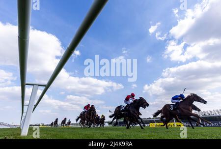 Modern News ha indovinato il jockey William Buick (a destra) vincendo l'Highclere Thoroughbred Racing 30th Anniversary Spring Cup handicap al Newbury Racecourse, Berkshire. Data foto: Sabato 16 aprile 2022. Foto Stock